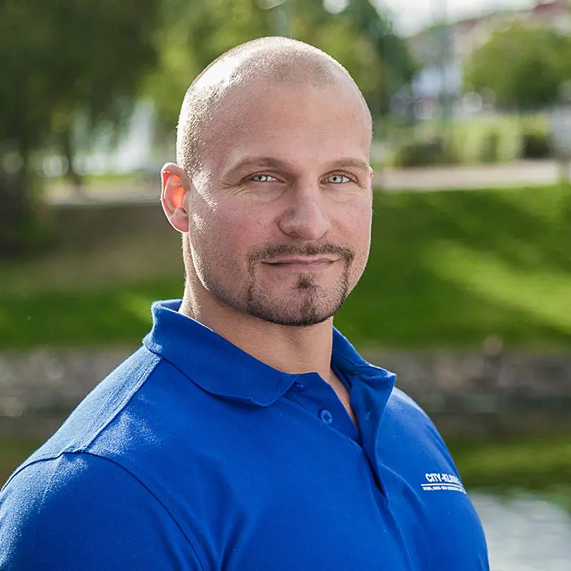 Bild på Jonatan Karlsson som utför ultraljudsdiagnostik på City-Kliniken i Göteborg.