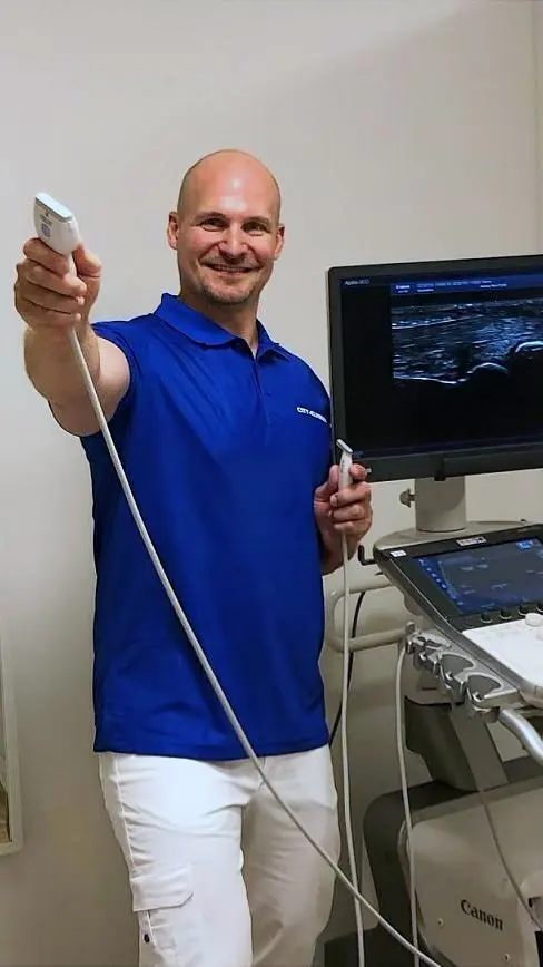 Leg. naprapat Jonatan Karlsson med vår avancerade Canon Aplio i800 Prism Edition som används vid ultraljudsdiagnostik hos oss på City-Kliniken i Göteborg