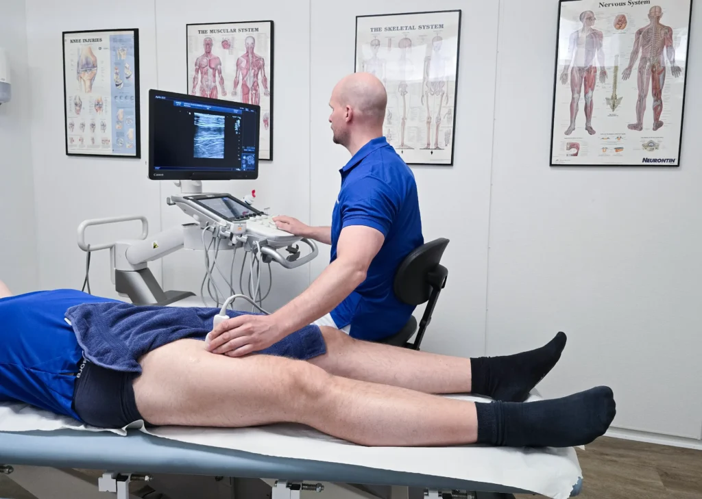 leg. naprapat Jonatan Karlsson på City-Kliniken i Göteborg utför ultraljudsdiagnostik på ett lår där han finner en myositis ossificans